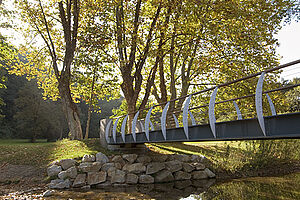 Un pont surplombant l'Yzeron au coucher du soleil