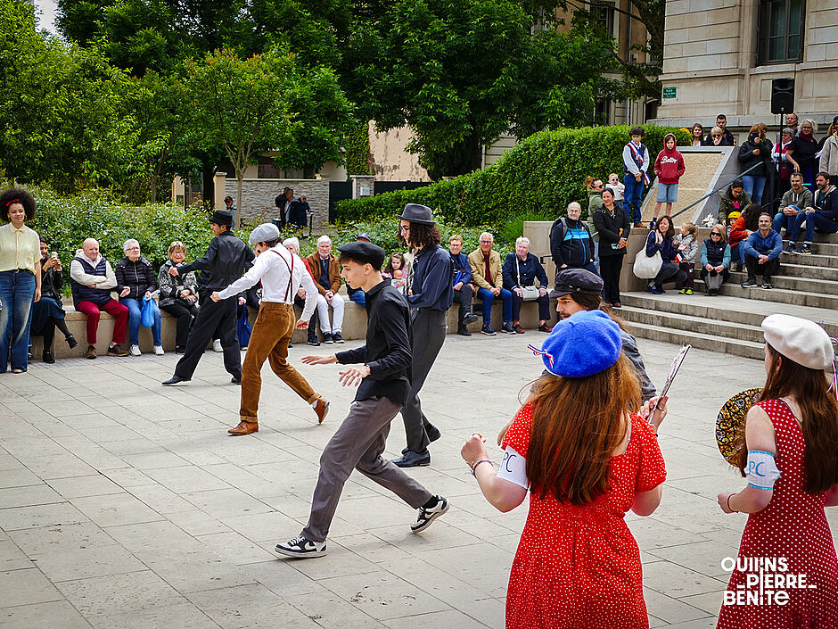 4 danseurs sur l'esplanade de l'hôtel de ville - Agrandir l'image, .JPG 1,79Mo (fenêtre modale)