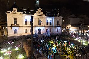 Installation lumineuse sur la place Salengro, devant l'Hôtel de Ville