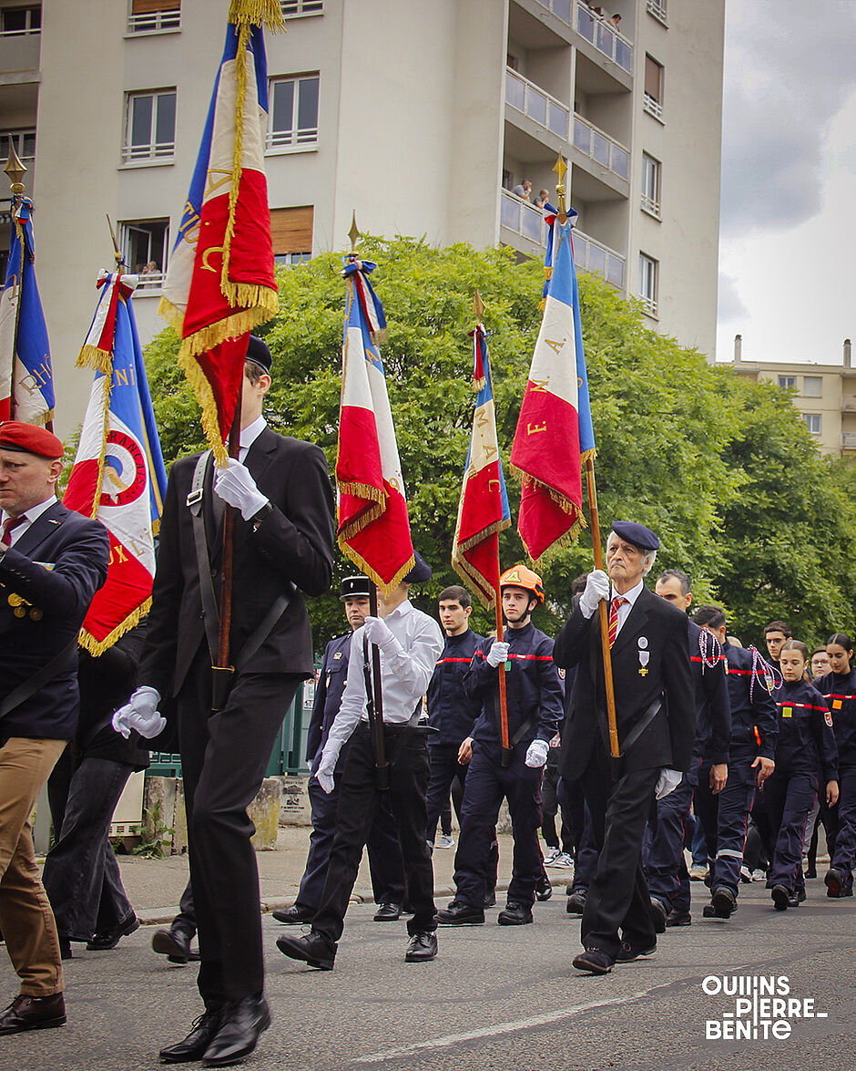Porte-drapeaux marchant vers la gauche - Agrandir l'image, .JPG 1,33Mo (fenêtre modale)