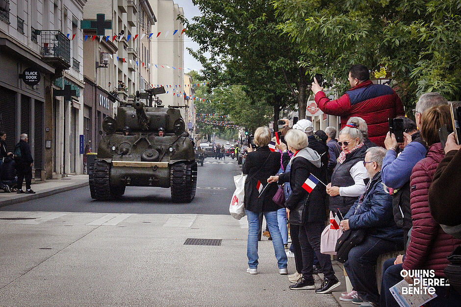 Le char et un groupe de personne sur la droite - Agrandir l'image, .JPG 1,69Mo (fenêtre modale)