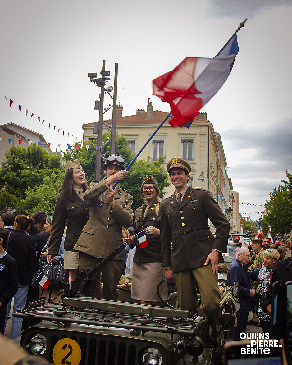 GRoupe de jeunes agitant un drapeau, debout dans une décapotable - Agrandir l'image, .JPG 0,99Mo (fenêtre modale)