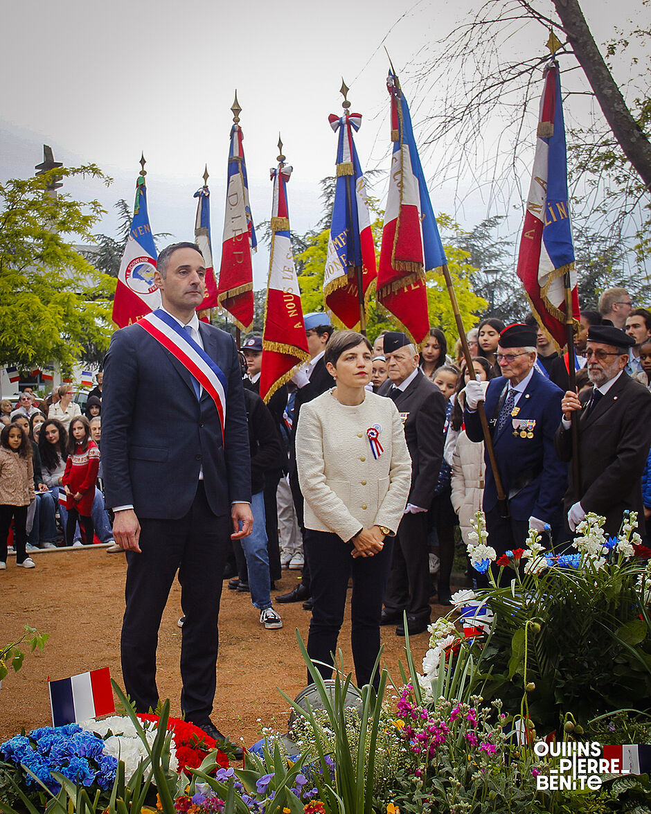 Une homme et une femme debout devant le monument - Agrandir l'image, .JPG 1,44Mo (fenêtre modale)