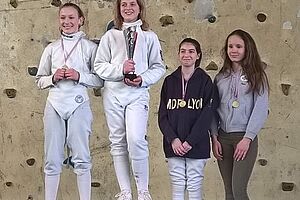 4 jeunes filles sur un podium