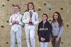 4 jeunes filles sur un podium