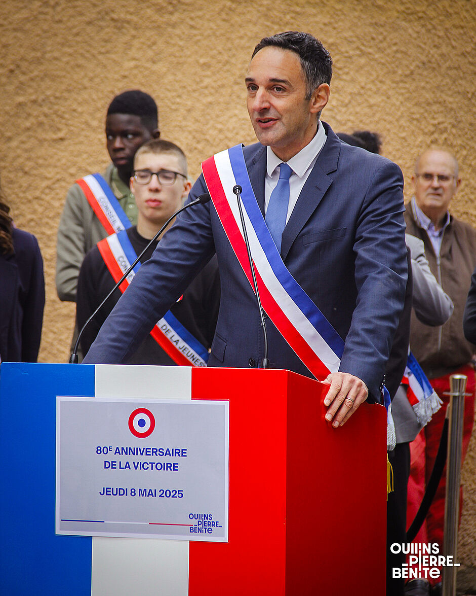 Homme brun parlant au micro, derrière un pupitre tricolore - Agrandir l'image, .JPG 1,02Mo (fenêtre modale)