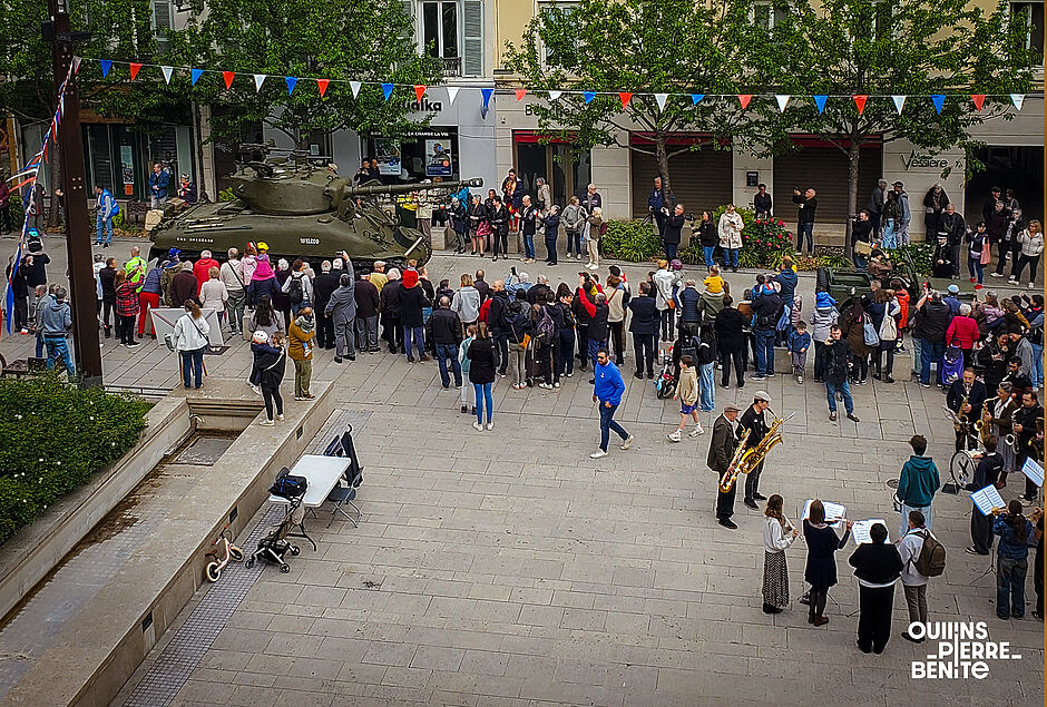 plan pris en contre plongée de l'esplanade Roger Salengros avec la foule et un char arrivant dans la Grande rue - Agrandir l'image, .JPG 2,00Mo (fenêtre modale)
