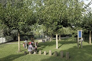 Espace arboré avec du mobilier urbain (banc, poubelles, rondins de bois pour jouer). - Agrandir l'image, .JPG 140 Ko (fenêtre modale)