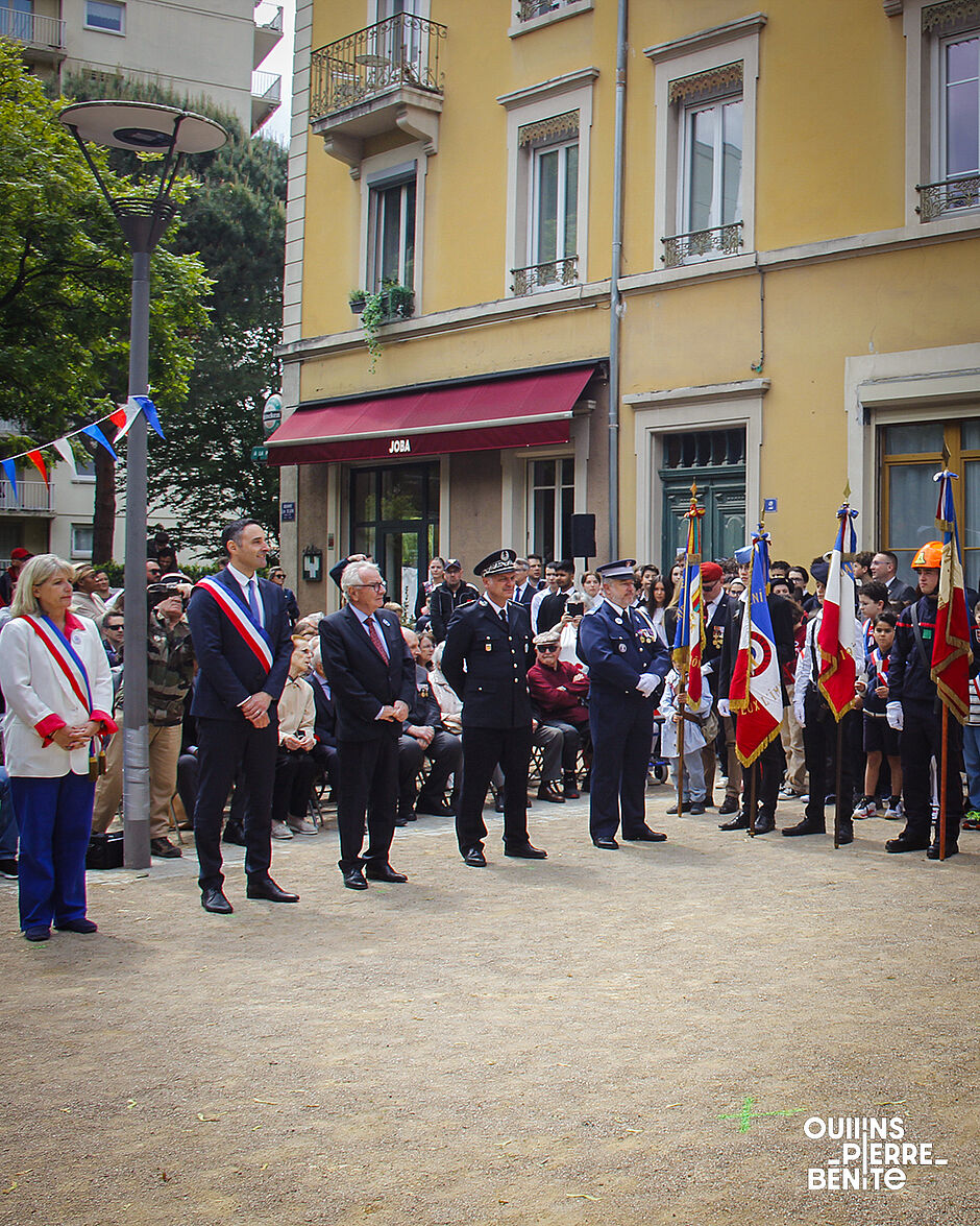Élus et porte-drapeaux se recueillant - Agrandir l'image, .JPG 1,46Mo (fenêtre modale)