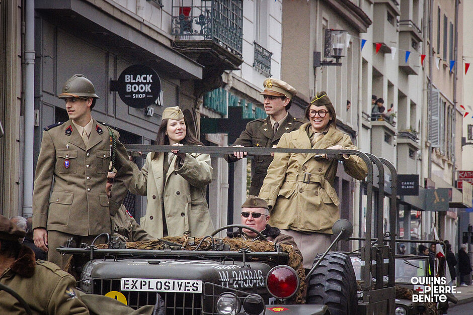 Groupe de 5 personnes dans un véhicule décapotable - Agrandir l'image, .JPG 1,53Mo (fenêtre modale)