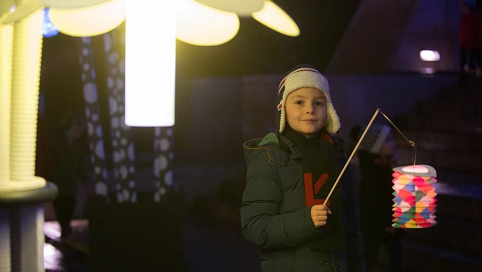 Enfant tenant un lampion devant une forte lumière blanche - Agrandir l'image, . 0octets (fenêtre modale)
