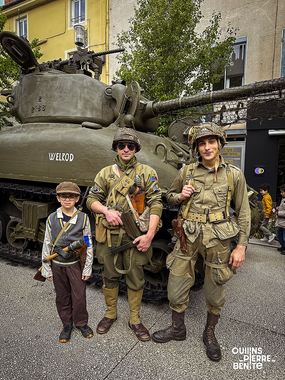 Deux hommes et un enfant en tenue militaire - Agrandir l'image, .JPG 1,83Mo (fenêtre modale)