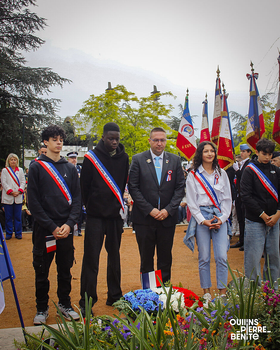 Groupe de 5 personnes, de face, la tête baissée - Agrandir l'image, .JPG 1,34Mo (fenêtre modale)