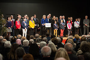 Discours de Mme Clotilde Pouzergue, entourée de ses conseillers municipaux devant le public