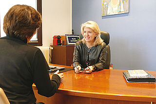 Clotilde Pouzergue à son bureau