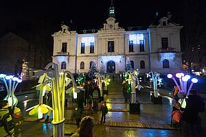 Installation lumineuse sur la place Salengro devant l'Hôtel de Ville