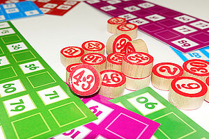 Cartes de loto colorées et pions rouges et blancs