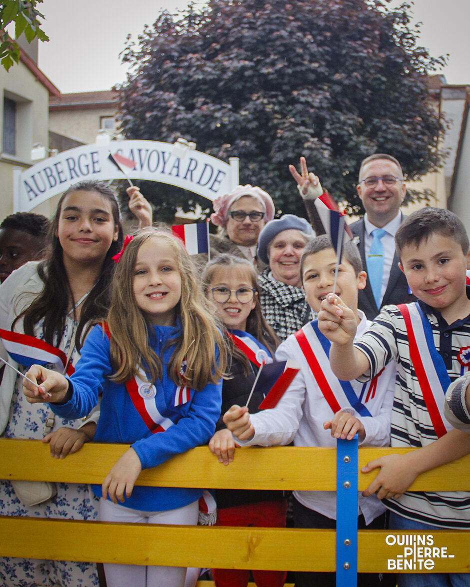 Groupe d'une dieaine d'enfants souriants - Agrandir l'image, .JPG 1,27Mo (fenêtre modale)