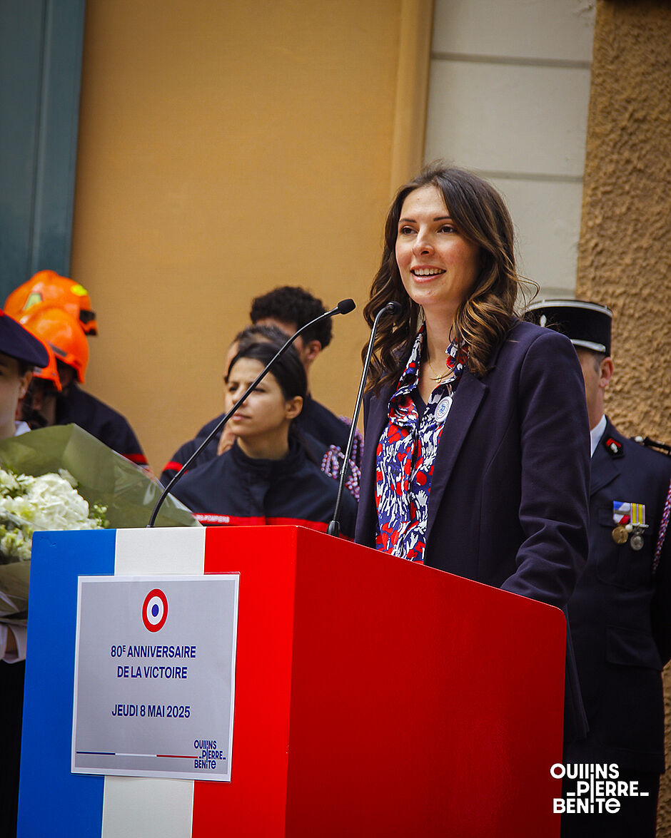 Femme brune au micro derrière un pupitre tricolore - Agrandir l'image, .JPG 898Ko (fenêtre modale)