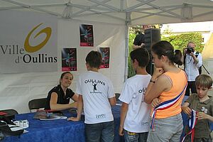 Signature d'autographes par Delphine Lansac