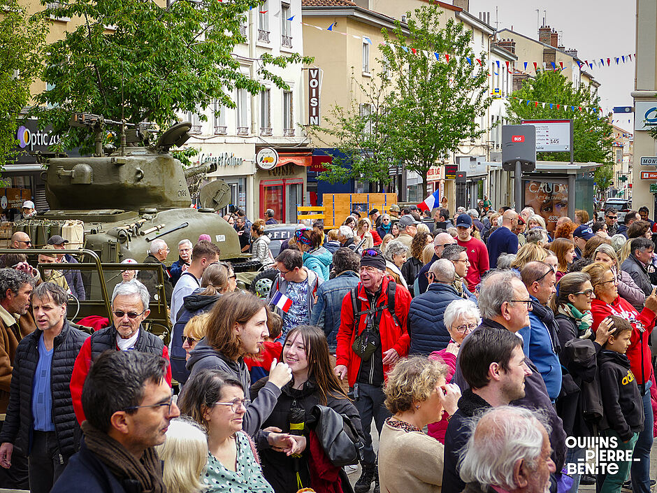 Vue de la foule et d'un char en arrière plan - Agrandir l'image, .JPG 1,81Mo (fenêtre modale)