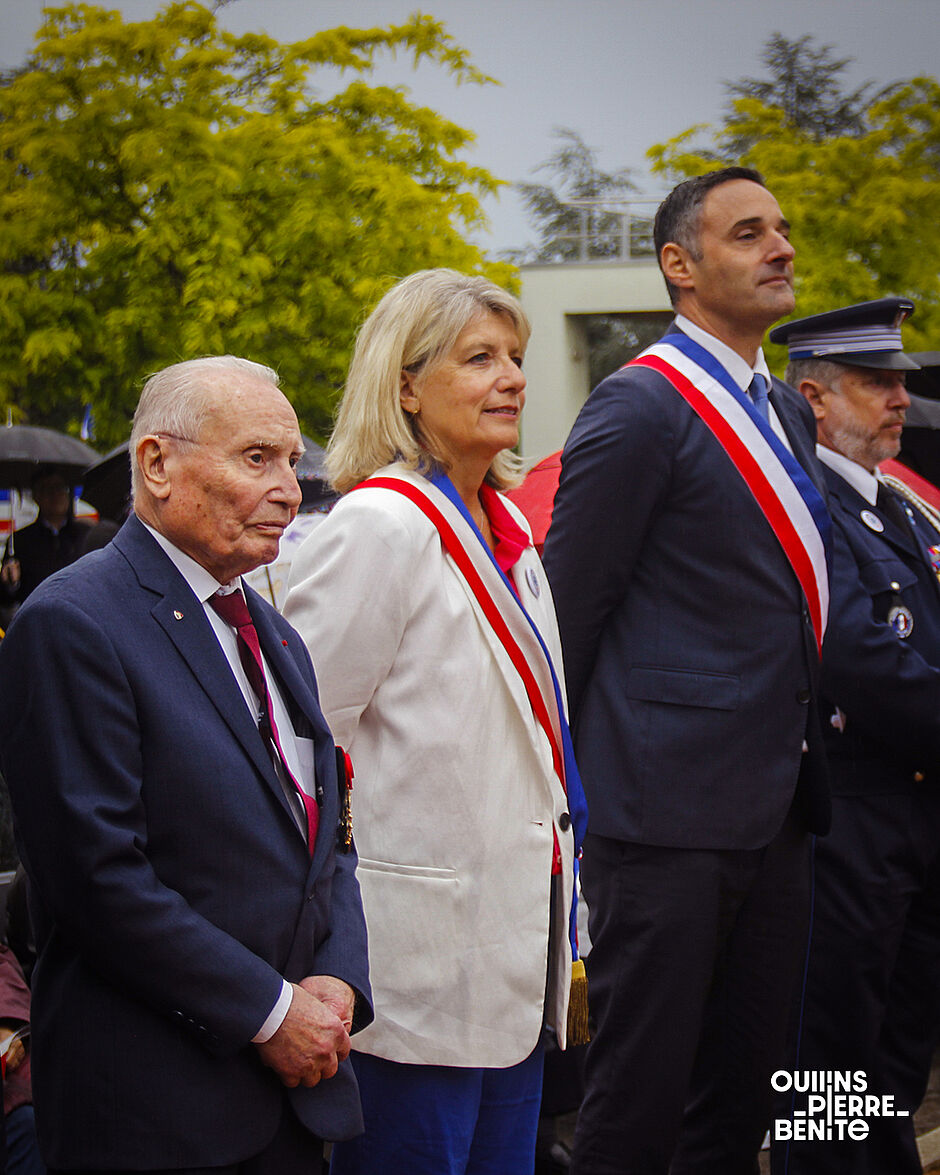 Deux homes et une femme de profil - Agrandir l'image, .JPG 0,95Mo (fenêtre modale)