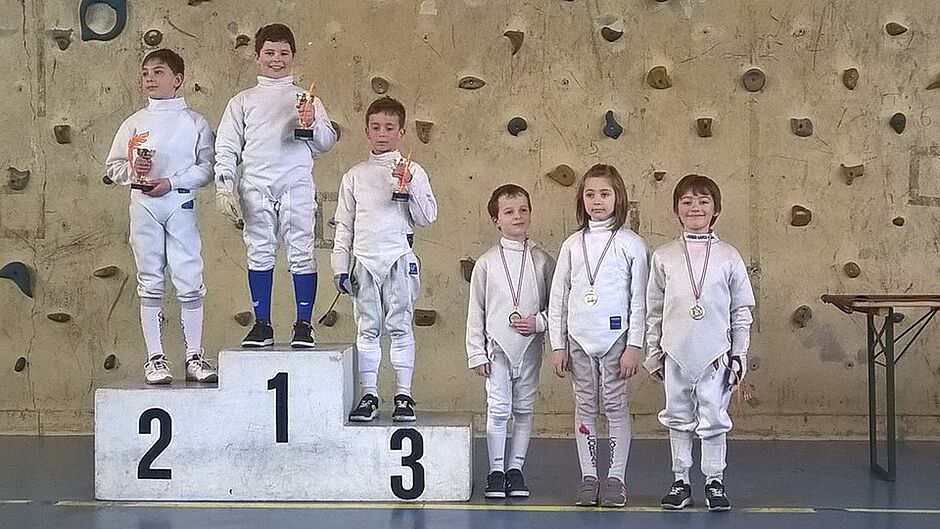 3 jeunes enfants sur un podium et 3 à côté - Agrandir l'image, . 0octets (fenêtre modale)