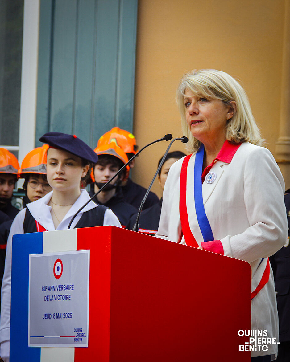 Femme blonde au micro, derrière un pupitre tricolore - Agrandir l'image, .JPG 869Ko (fenêtre modale)