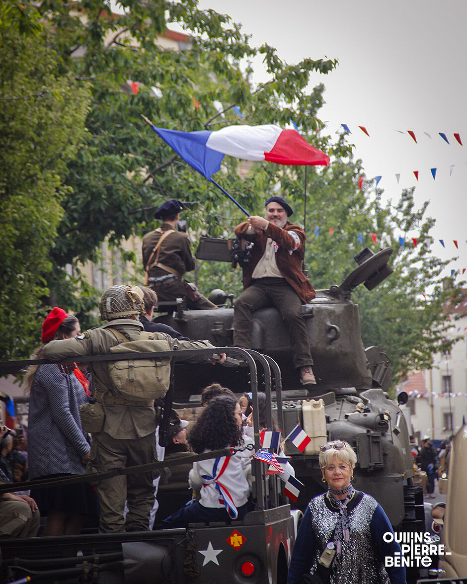 Homme debout sur un char agitant un drapeau tricolore - Agrandir l'image, .JPG 1,24Mo (fenêtre modale)