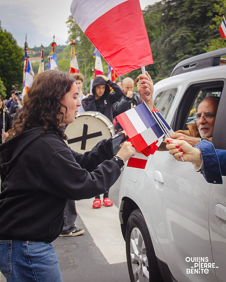 Jeune fille attrapant un petit drapeau tendu par une personne dans une voiture - Agrandir l'image, .JPG 0,98Mo (fenêtre modale)