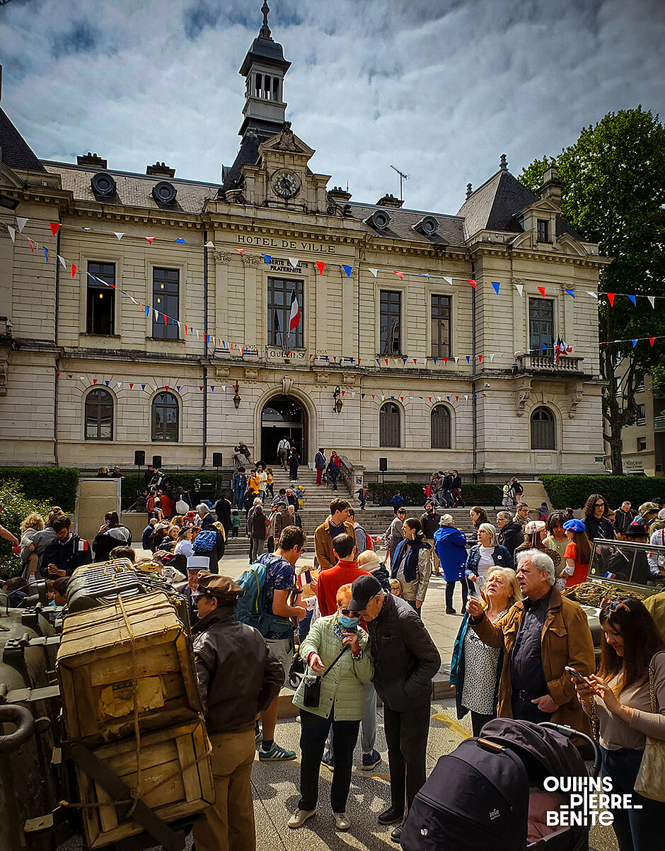 vue de la mairie, avec la foule sue l'esplanade - Agrandir l'image, .JPG 1,41Mo (fenêtre modale)