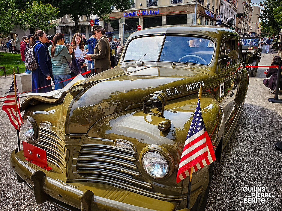 Voiture de collection avec deux petits drapeux américains plantés sur son pare-chocs - Agrandir l'image, .JPG 1,14Mo (fenêtre modale)