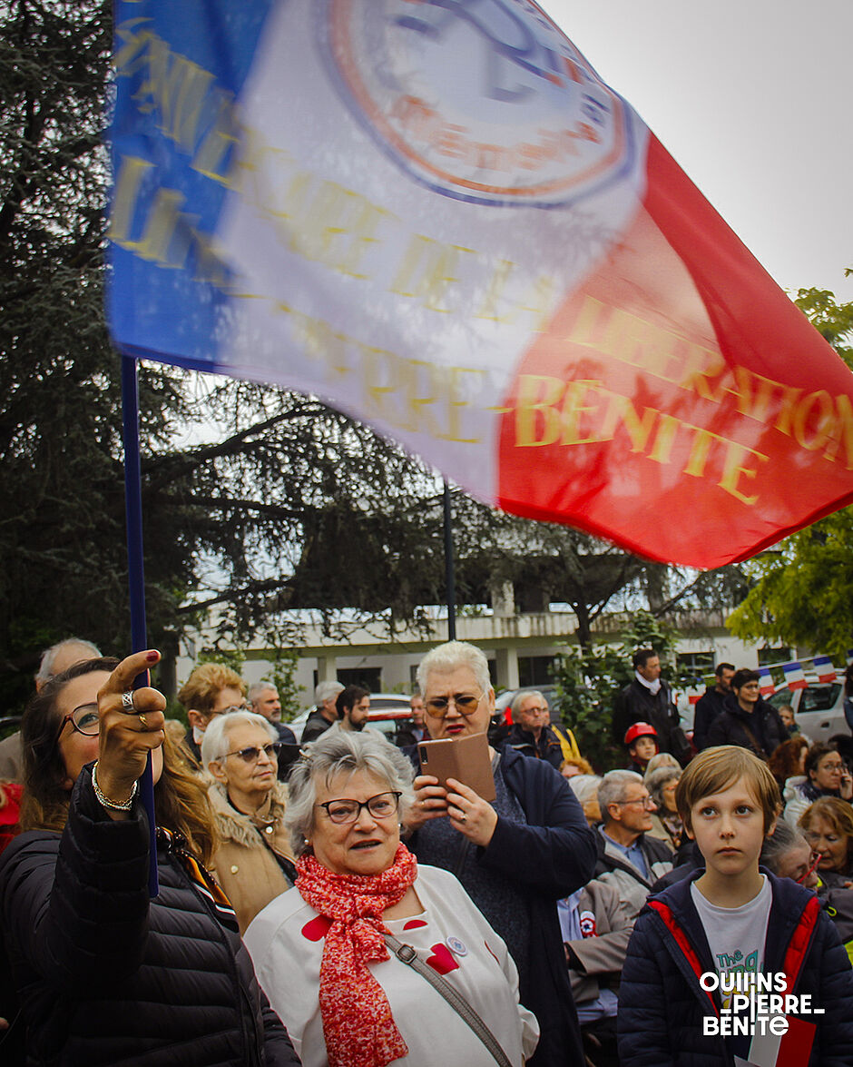 Foule de personne dont une agitant un drapeau tricolore estampillé Relais de la mémoire - Agrandir l'image, .JPG 1,09Mo (fenêtre modale)