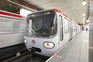 métro entrant dans la gare d'Oullins